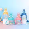 La botella de agua escolar para niños presenta un lindo diseño de conejo de dibujos animados con pajilla, adecuada para el jardín de infantes en verano