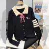 Broche de laço, bordado de cachorrinho, suéter de malha de manga comprida para lapela, novo top pullover estilo universitário outono e inverno 2026 para mulheres