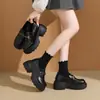 Sapatos de Couro Femininos que Aumentam a Altura com Solas Grossas, Mocassins Slip-On Estilo Britânico, Novos Sapatos de Trabalho Pretos para o Outono de 2026