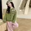 Nueva colección de invierno de suéteres y cárdigans de punto para niñas, con diseños elegantes y a la moda.
