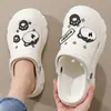 Sapatos plataforma com solado grosso e furinhos para mulheres, sandálias fechadas antiderrapantes para o verão ao ar livre, múltiplos estilos de acessórios para escolher, sapatos macios com solado para casa e praia