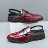 Sapatos de Couro Masculino Verão Respirável Vazado Business Dress Sapatos Casuais Masculinos Sandálias Finas de Couro com Padrão de Crocodilo Britânico