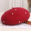 Fabricante de Boinas de Lana Pura Ofrece Personalización en Lotes Pequeños de Sombreros Artísticos Estilo Japonés Hechos a Mano con Perlas y Pedrería con Producción Rápida de Muestras en 7 Días