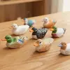 Pato Xiaojiang es una artesanía de madera puramente tallada a mano hecha de madera maciza, una pequeña decoración de animal para la sala de estar o el escritorio de la oficina