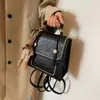 Bolsa de Crowdsourcing Pequena com Senso de Design Feminina 2024 Mochila Versátil Portátil Estilo Coreano Mochila Escolar Mochila de Viagem Retrô
