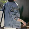 Después de pasar por múltiples procesos, esta chaqueta vaquera de algodón 100% con lavado vintage es fácil de combinar y es un estilo corto de la nueva colección para mujer para el otoño de 2026