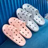 Pantuflas huecas para hombre y mujer, populares sandalias de baño antideslizantes de secado rápido para uso doméstico, pantuflas perforadas para bañarse, venta al por mayor de fábrica