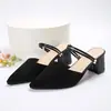 Pantuflas de Piel Sintética para Adultos en Negro y Blanco Roto Versátiles y de Moda En Stock