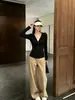 Sudadera jacket negra ajustada para mujer, pantalones largos estilo old money de otoño, top de manga larga, atuendo sofisticado e intelectual, conjunto completo