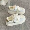 Nuevos Zapatos Deportivos Blancos para Mujer 2026 Primavera/Otoño, Lindos y Divertidos, Gato Pequeño, Escote Bajo, Velcro Lindo, Suela Gruesa, Cordones Delanteros