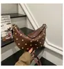 Primavera 2026 Nuevo Bolso Transfronterizo Popular Vintage de un Solo Hombro Bolso Cruzado Europeo y Americano con Remaches Gran Capacidad Bolso de Alta Gama