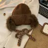 Chapéu de Lã Colorido de Pelúcia Tricotado Estilo Coreano com Tiras para Mulheres, Chapéu de Lã Vermelho de Inverno Novo Ano Espessado Quente Protetor de Orelha