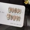 Pacto de Café con LecheUñas postizas francesas hechas a mano de un blanco lechoso suave con estampados en inglés y textura de concha triturada, ofreciendo una vibra dulce y fresca