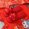 Pantuflas de boda para novio y novia un par rojo festivo Dote boda hogar al por mayor cuatro estaciones primavera y otoño zapatos de pareja