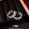 Pendiente Colgante Exquisito en Forma de C con Zirconia Bañado en Oro Real de 18 Quilates, Clip para Oreja, Pendientes Versátiles Elegantes con un Toque de Lujo Ligero y Sensación de Alta Gama, Joyería de Oreja de Nicho