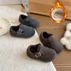 Zapatos de Algodón para Niños 2026 Invierno Bebé Con Felpa Adicional Zapatos para Niños Pequeños Niños Niñas Engrosados Estilo Birkenstock Zapatos Mocasines de Suela Suave