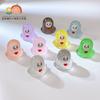 Adornos pequeños de dibujos animados tridimensionales Accesorios de joyería DIY Hombres luminosos sin rostro Nuevo de venta caliente Lindo decoración casera para coche