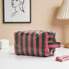 Bolso de maquillaje nuevo a rayas de PVC, gran capacidad, neceser de viaje portátil, impermeable, resistente a las manchas, bolsa de almacenamiento de alto valor estético