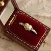 Anillo en Forma de Corazón de Lujo Ligero Transfronterizo Estilo Ins Moda Anillo Retro de Gama Alta Regalo de Nicho para Novia Anillo de Aleación de Zinc