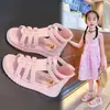 Sandálias de Menina Verão 2026 Nova Moda Bico Aberto Sapatos de Princesa para Crianças Mais Velhas Solado Macio Menininhas Sapatos Romanos de Bebê