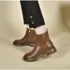 Botas de tornozelo de couro macio, salto baixo, bico redondo, sola grossa para mulheres, nova coleção outono/inverno 2026, salto grosso, sola macia, botas versáteis de peça única, botas estilo Martin com forro de fleece