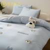Conjunto de cuatro piezas de algodón para niños estilo Ins, con adorable toalla de cachorro bordada, funda de edredón lijada de 1,2 m, ropa de cama azul