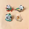 Insígnia de Metal de Panda Fofo de Desenho Animado Criativa Jogando Mahjong e Comendo Hot Pot Acessórios de Roupa Broche Decoração de Mochila de Estudante