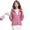 En Stock Invierno 2025 Versión Coreana Nueva Chaqueta de Plumas Ultraligera para Mujer, con Capucha, Corta, Ajustada, Tallas Grandes, Abrigo de Moda
