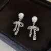 Brinco Versátil de Fada ~ Brincos de Pérola com Laço Doce Toque de Luxo Leve High-End Brincos de Tarraxa Design de Nicho Joia para Orelha Mulheres