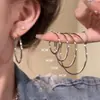 Pendientes de Aro Plateados Estilo Indiferente para Mujer 2026 Nuevo Estilo Caliente Aro para Oreja con Sensación de Alta Gama Pendientes de Aro Redondos Exagerados y Atmosféricos de Botón Modernos