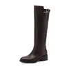 Couro de flor integral, simples e versátil, botas de montaria de perna reta, coleção de inverno 2026, salto médio grosso, bico redondo, detalhe de fivela, couro genuíno, botas longas de cano alto para mulheres