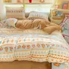 Juego de ropa de cama de cuatro piezas de terciopelo de leche, cálido para invierno, de alto gramaje, adecuado para dormitorios universitarios y habitaciones, con diseño Fair Isle, incluye sábana bajera y funda de edredón.