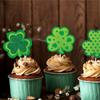 Nueva calle. Tarjeta con cupcakes para decorar la fiesta del Día de San Patricio con complementos para tartas irlandesas