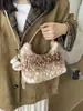 Bolso de mano de felpa versátil de gran capacidad, nuevo para el otoño de 2026, bolso de hombro y bolso cruzado de moda estilo coreano