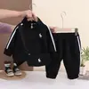 Conjunto Esportivo Novo para Meninos Primavera e Outono Conjunto de Duas Peças Sudadora com Gola Alta para Bebê Calça Comprida Bolsa Bordada Roupas Infantis da Moda