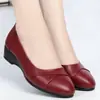 Zapatos de mujer planos sin cordones, suela blanda, estilo popular de moda nuevo otoño 2026, zapatos para abuela de mediana edad, cómodos zapatos de cuero con tacón de cuña