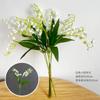 Simulação do lírio-do-vale no salão de casamento decoração com flor-de-sino porta-flores branco segurando flores arranjo de flores de lírio-do-vale macias enfeites