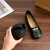 Sapatos femininos retrô de sola reta, com bico dividido tipo casco de porco, versão coreana 2026, simples e de nicho, de corte baixo, mocassins delicados para mulheres, verão e outono