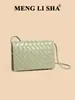 Nuevo producto de comercio exterior: bolso cuadrado pequeño con tapa abatible, bolso de hombro y cruzado simple, bolso tejido de nicho para mujer, bolso para cámara versátil y elegante
