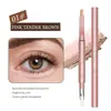 El Lápiz Iluminador Dual para Debajo de los Ojos SUAKE ilumina y contornea para crear un realce natural en la zona de debajo de los ojos.