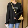 Camiseta Blanca de Algodón Puro para Mujer, Estilo Retro Americano, Hombro Recto, Manga Larga, Nuevo Diseño Primavera y Otoño 2026, Top Holgado de Nicho