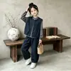 Moda Feminina Primavera e Outono Colete Jeans Listrado por Baixo Calça Casual Conjunto de Três Peças Outono Conjunto de Outono para Menina 2026