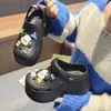 2026 Nuevos Zapatos con Agujeros para Mujer Verano Tacón Alto Exteriores Suela Gruesa Antideslizantes Sensación de Pisar Caca Sandalias de Punta Cerrada para Playa Mujeres