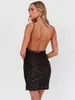 Vestuário feminino transfronteiriço: vestido de festa gola redonda, sem mangas, alça fina, costas nuas, que valoriza a silhueta