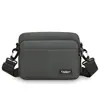 Bolsa Cruzada Casual para Hombre Estilo Primavera 2026 Bolsa Pequeña Versátil Bolsa de Hombro Ligera para Exteriores Bolsa Cuadrada Horizontal con Múltiples Bolsillos