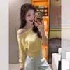 Blusa de tricô amarela estilo coreano, ombro a ombro, de manga longa, para mulheres, única e bonita, adequada para baixinhas, para o início da primavera, com design de clavícula exposta