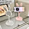 Soporte para teléfono de dibujos animados de conejo, altura ajustable, adecuado para escritorios de estudiantes, un soporte de teléfono para personas perezosas para transmisiones en vivo, maratones de series y estudiar