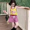 Roupa Infantil Estilo Coreano 2026 Verão Novo Estilo Conjunto de Duas Peças para Meninas: Colete sem Mangas Estiloso com Letras, Camiseta Decotada nas Costas e Shorts Xadrez