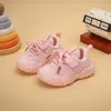 Tênis esportivos infantis para meninos e meninas para primavera e outono, calçados de bebê, tênis de corrida respiráveis para crianças pequenas, tênis de malha com sola macia para meninas de 1 a 3 anos