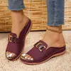 Chinelos de cunha com sola grossa plus size para mulheres, novo lançamento outono 2026, sandálias casuais fashion simples com fivela de metal, peep-toe